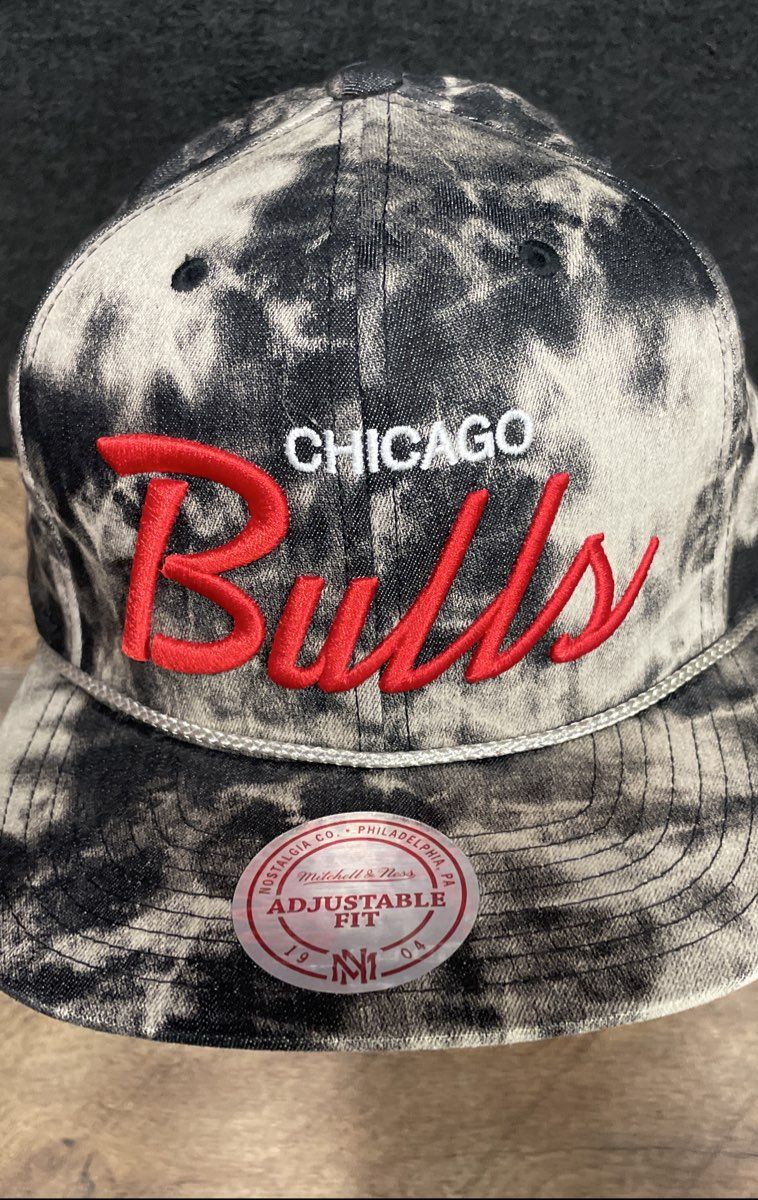 Mitchell & Ness Men's Chicago Bulls Snapback Hat Black Gray Tie-Dye Acid Wash