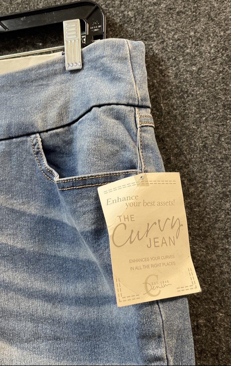 C Denim Women's Light Blue Curvy Jean Pull-On Bermuda Denim Shorts Sz 16W NWT