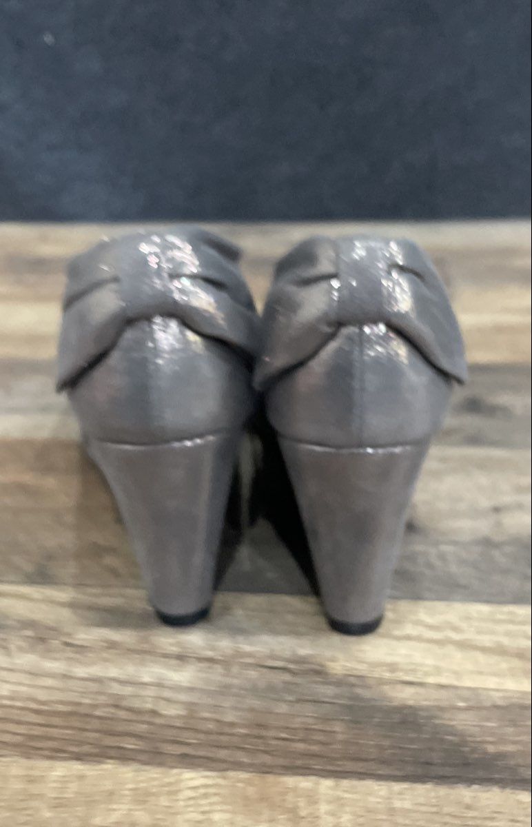 Report Locklyn Grey Metallic Bow Back Wedge Shoes Women's Size 10