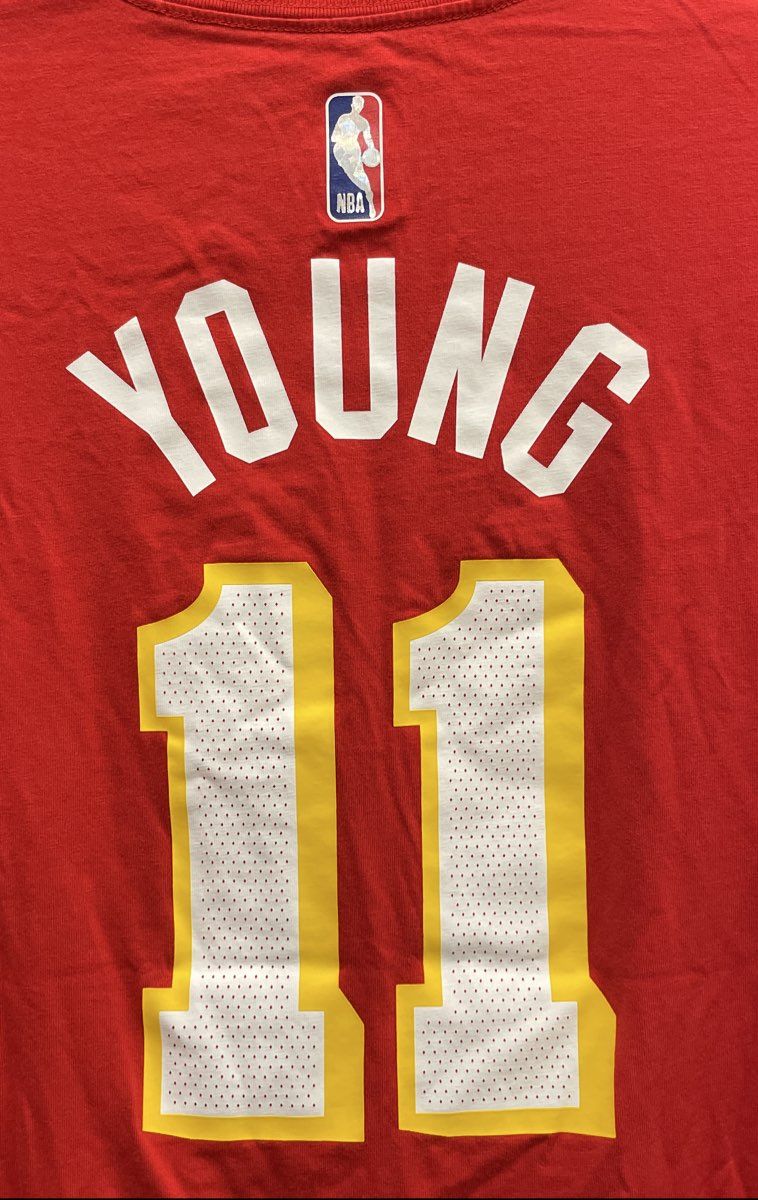 Nike Atlanta Hawks Trae Young #11 NBA Red Jersey Style T-Shirt Loose Fit Sz M