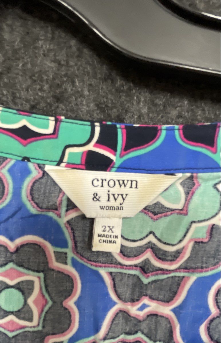 Crown & Ivy Women's Blue Geometric Floral V-Neck Short Sleeve Blouse Sz 2X