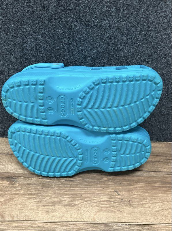 Crocs Classic Clog Blue Turquoise Soccer Ball Jibbitz Men's 7 Women's 9