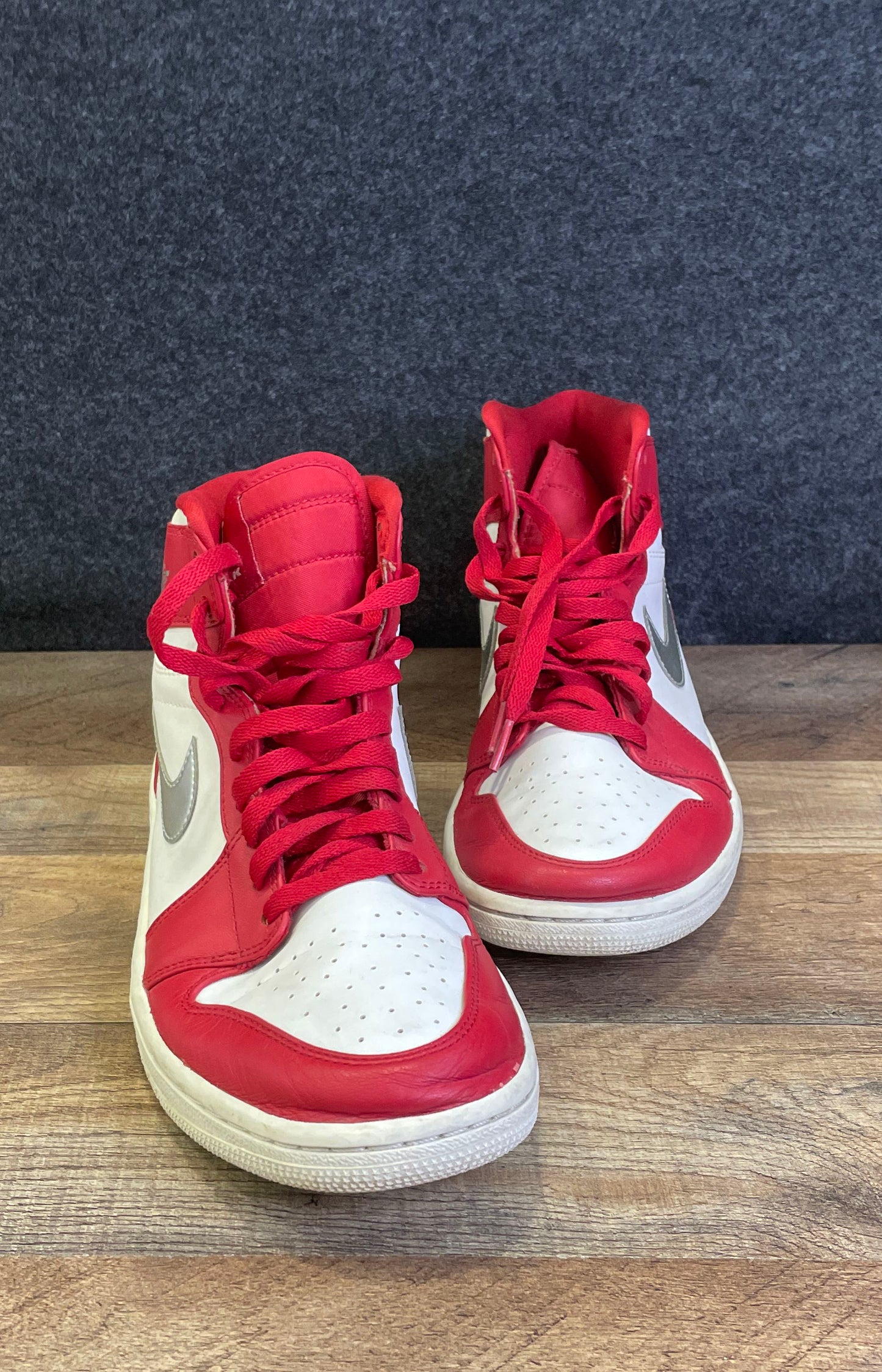Nike Air Jordan 1 Retro High Silver Medal Gym Red White Size 10 COA