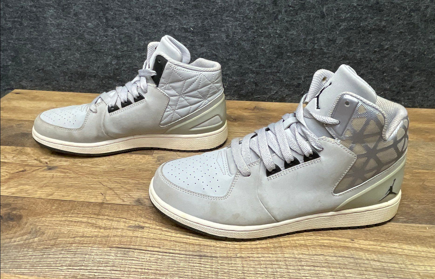 Nike Air Jordan 1 Retro High Nouveau Wolf Grey Size 7Y 707320-002