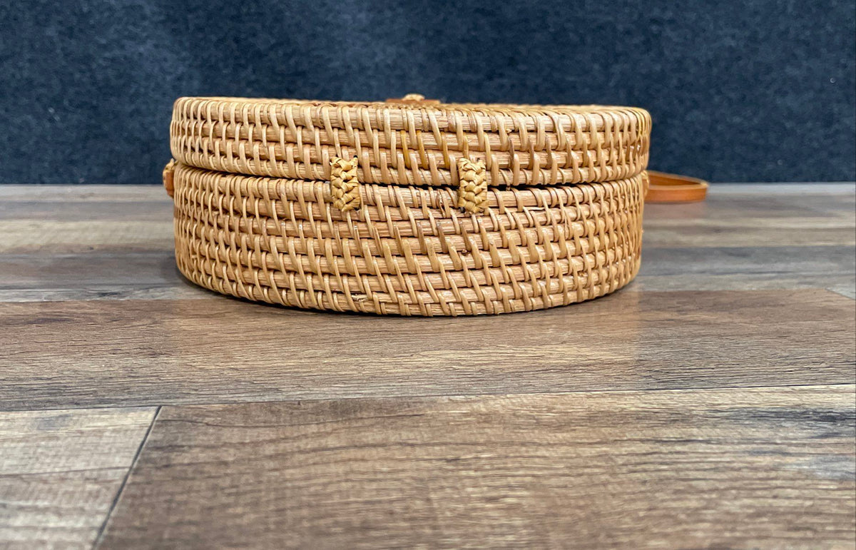 Round Woven Rattan Straw Crossbody Basket Bag Tan Leather Strap Tropical Lining