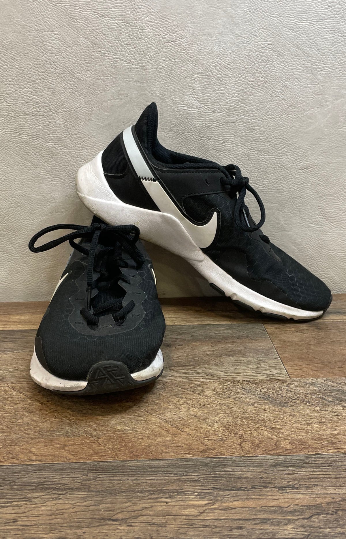 Nike Legend Essential 2 Men's Training Shoes Black White Gym Size 10