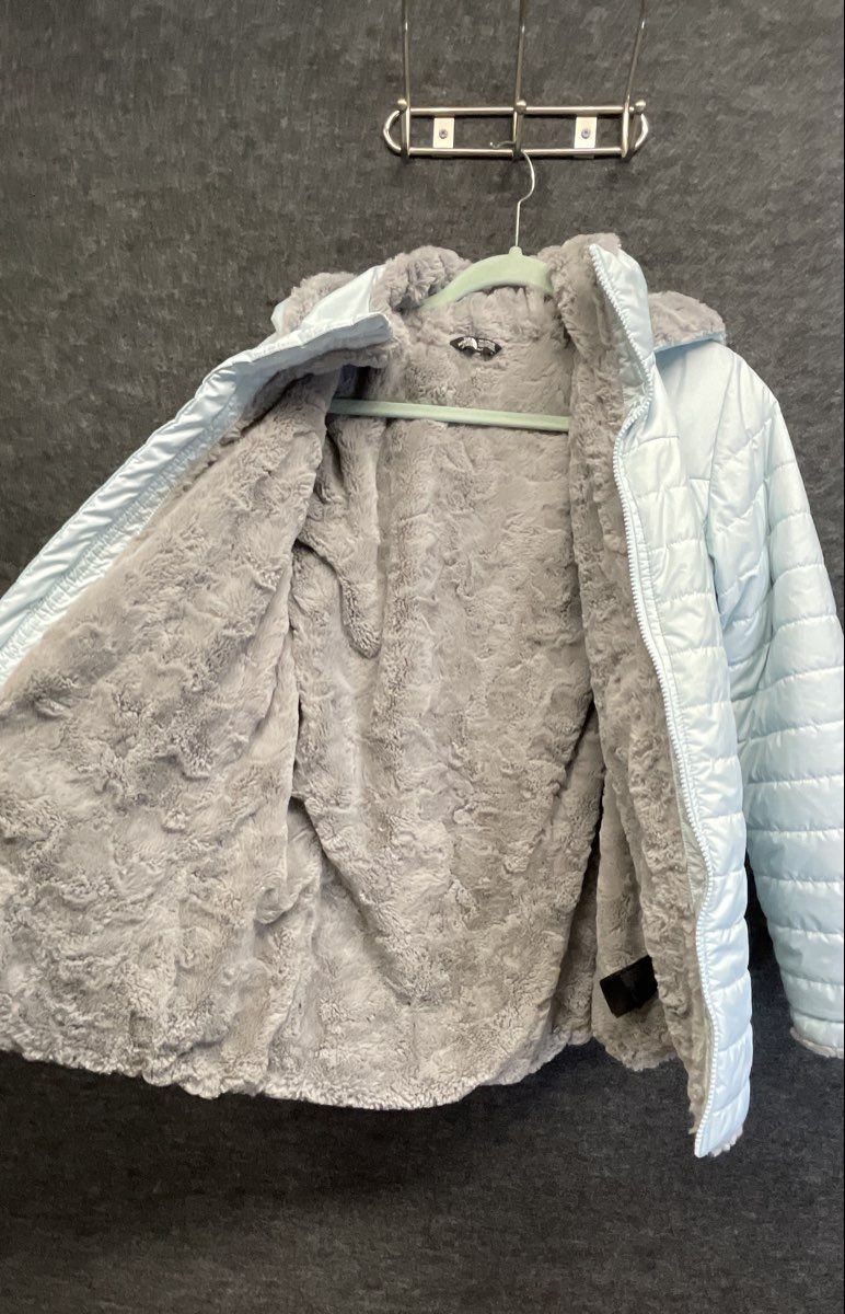 The North Face Women's Reversible Mossbud Swirl Hooded Puffer Jacket Lt Blue