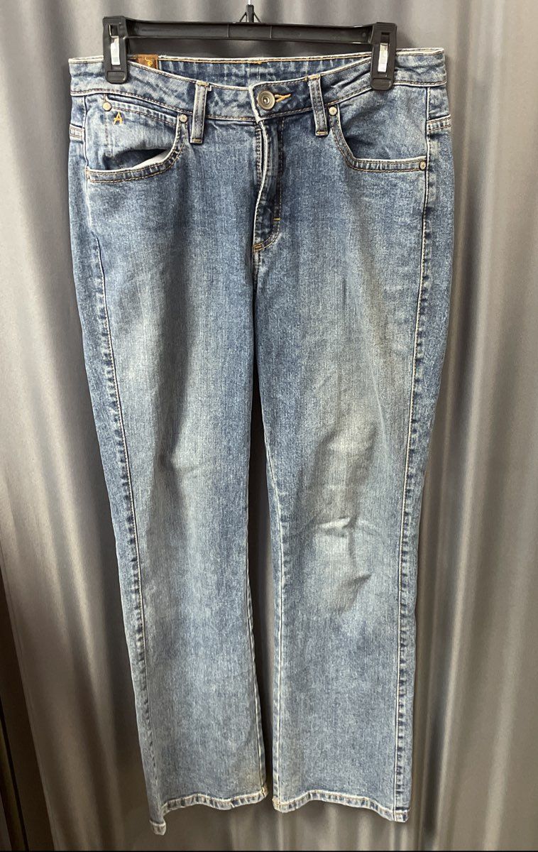 Wrangler Aura Women's Blue Medium Wash Straight Leg Jeans WUT74TM Sz 6 Short