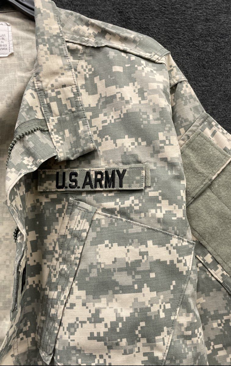 US Army Men's ACU Combat Uniform Coat UCP Digital Camo Med Reg Patched 2012