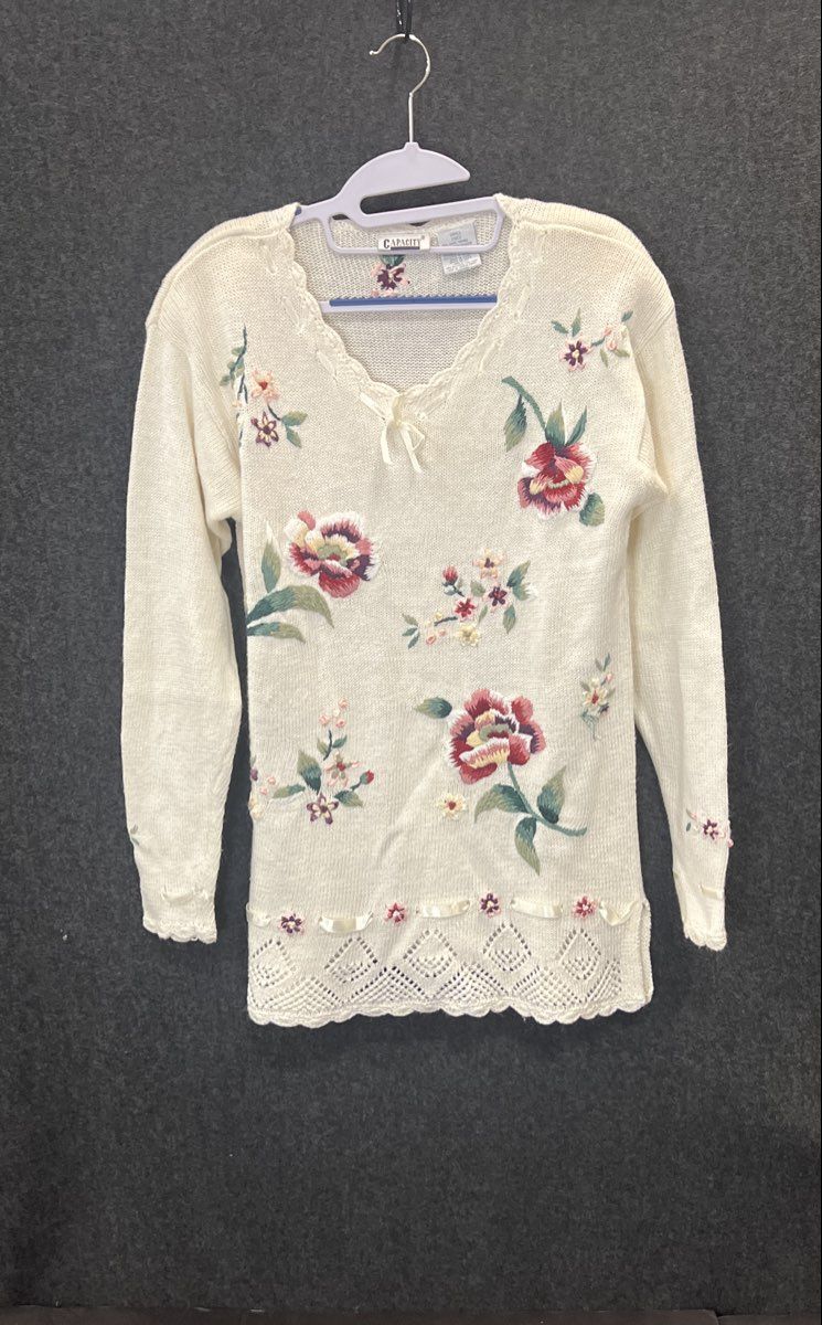 Vintage Y2K Capacity Women's Cream Floral Embroidered Crochet Hem Sweater Sz S