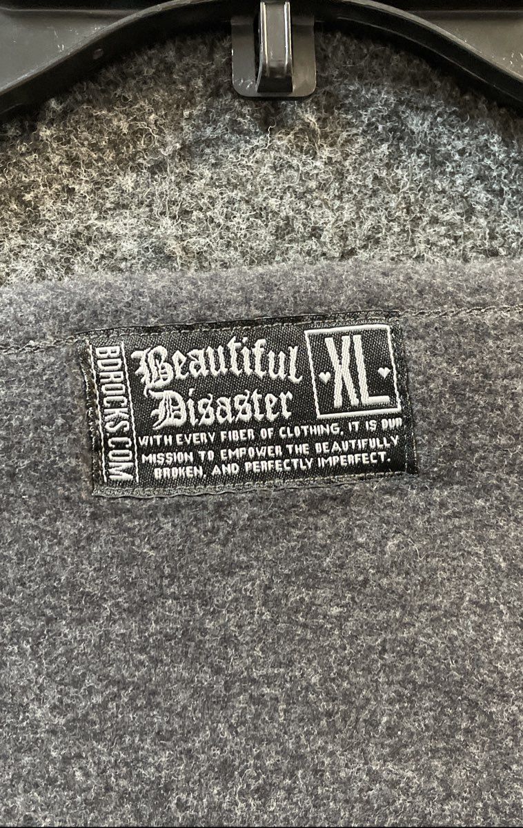 Beautiful Disaster Women's Gray Raw Edge Graphic Pocket Sweater Sz XL