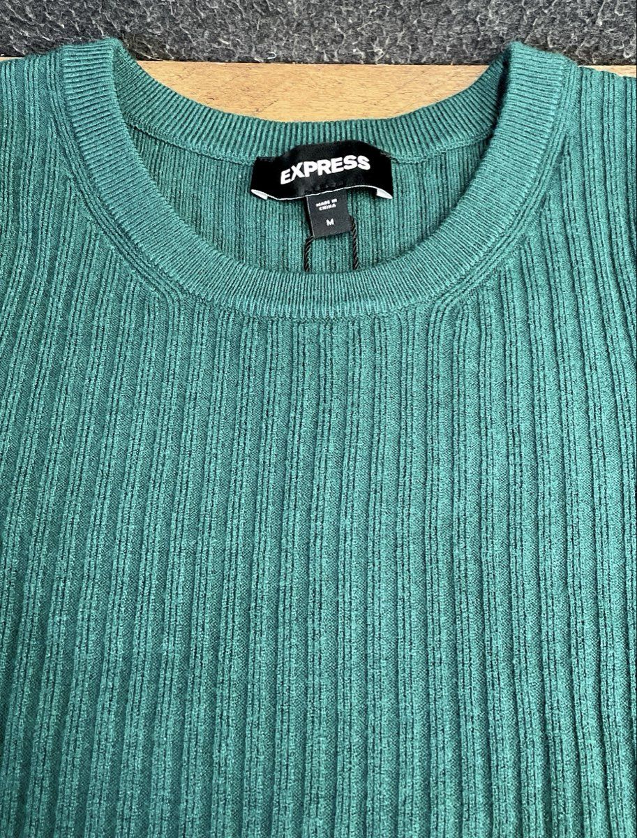Express Women's Green Ribbed Knit Top Long Sleeve Crewneck Cropped Sz M NWT