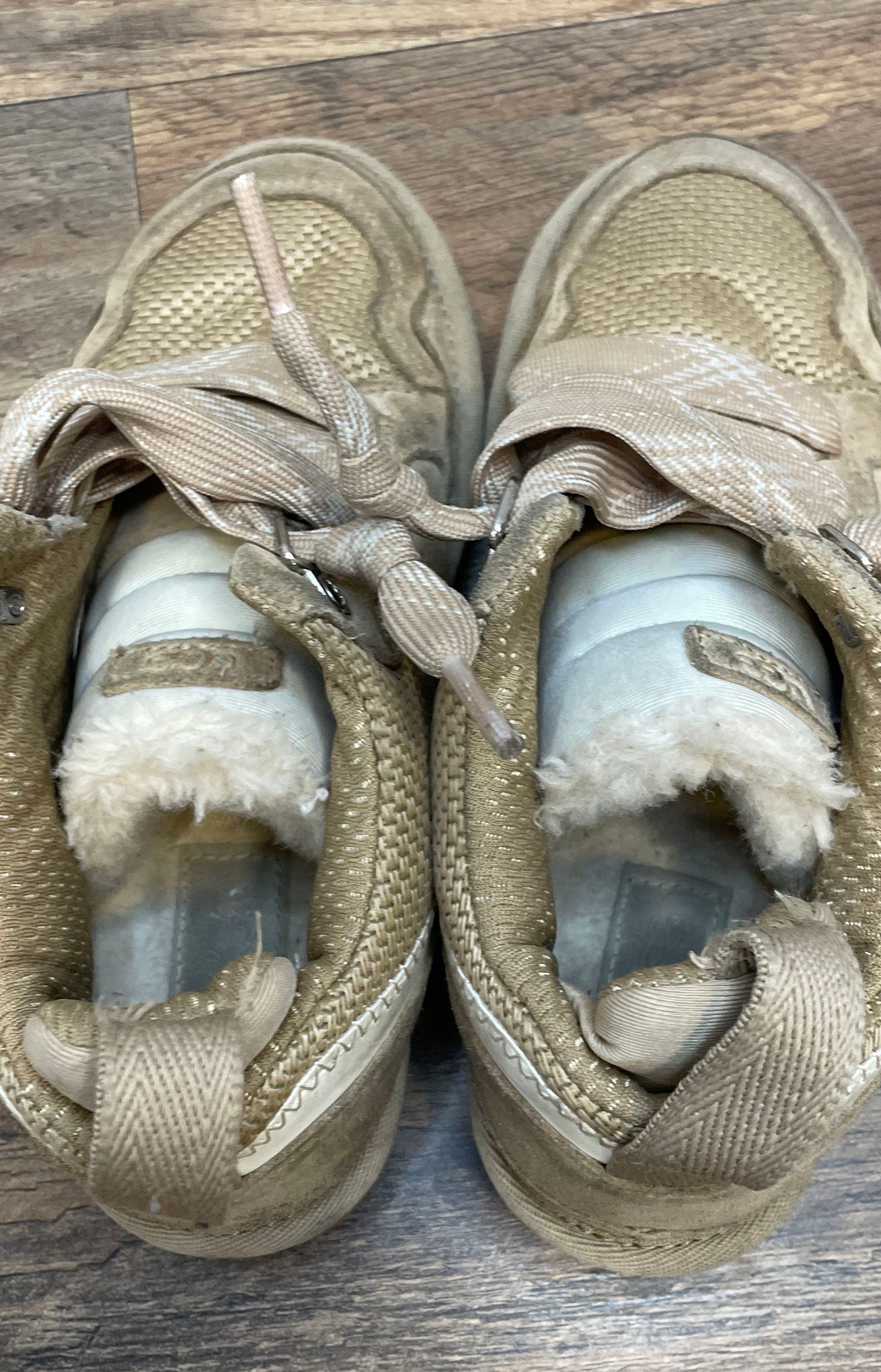 UGG Lowmel Sand Tan Kids Youth Fleece Lined Sneakers Size 2