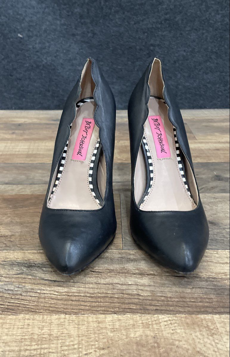 Betsey Johnson Raciee1 Black Scalloped Pointed Toe Heels Pumps Size 6