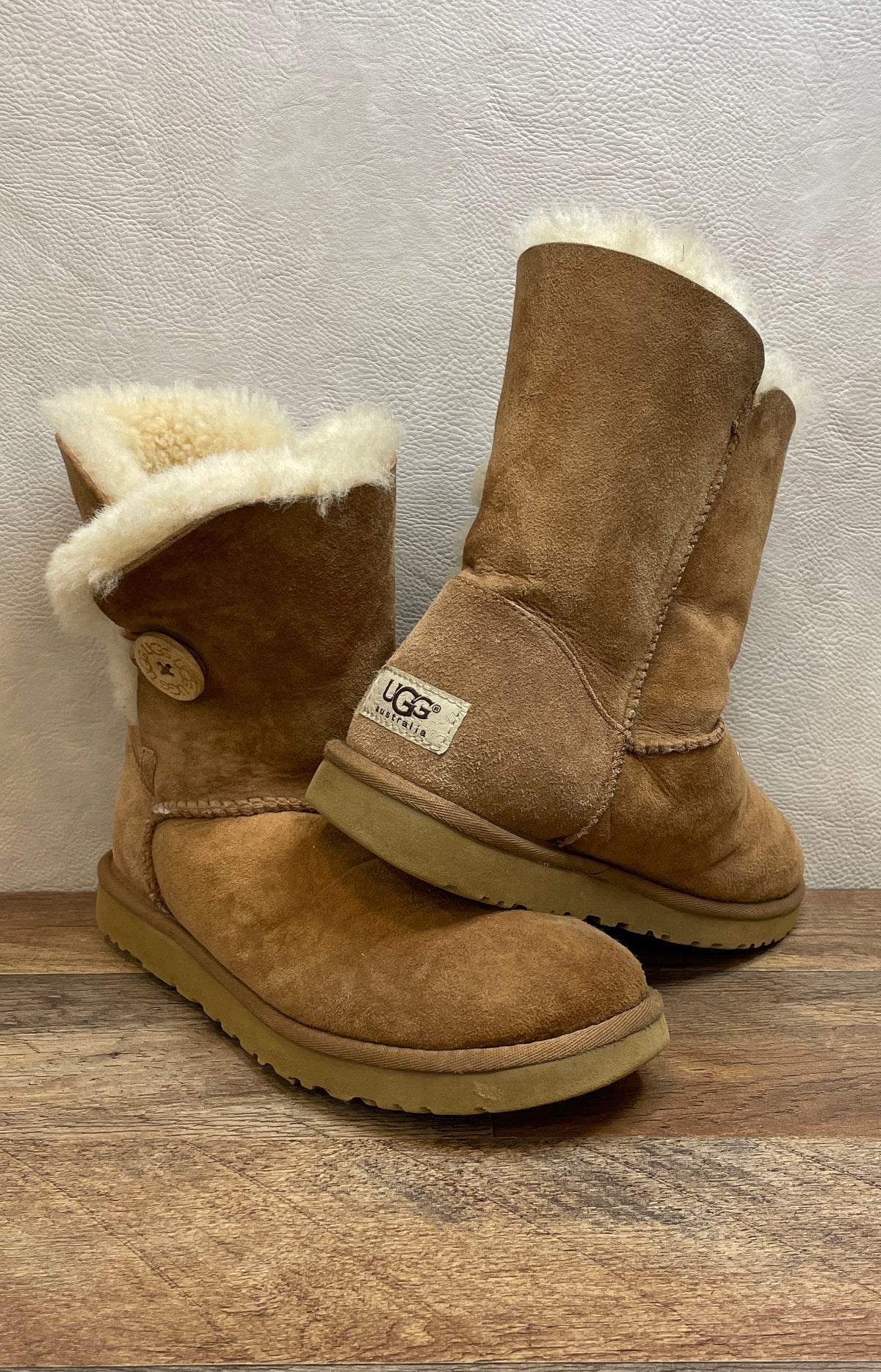 UGG Australia Bailey Button Chestnut Sheepskin Suede Boots Women's Size 7