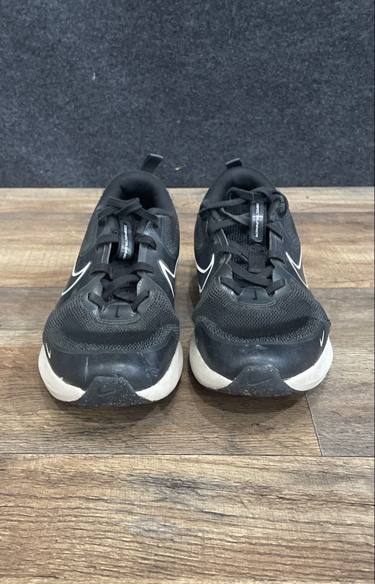 Nike Cosmic Runner Black White Youth Running Shoes Size 5.5Y