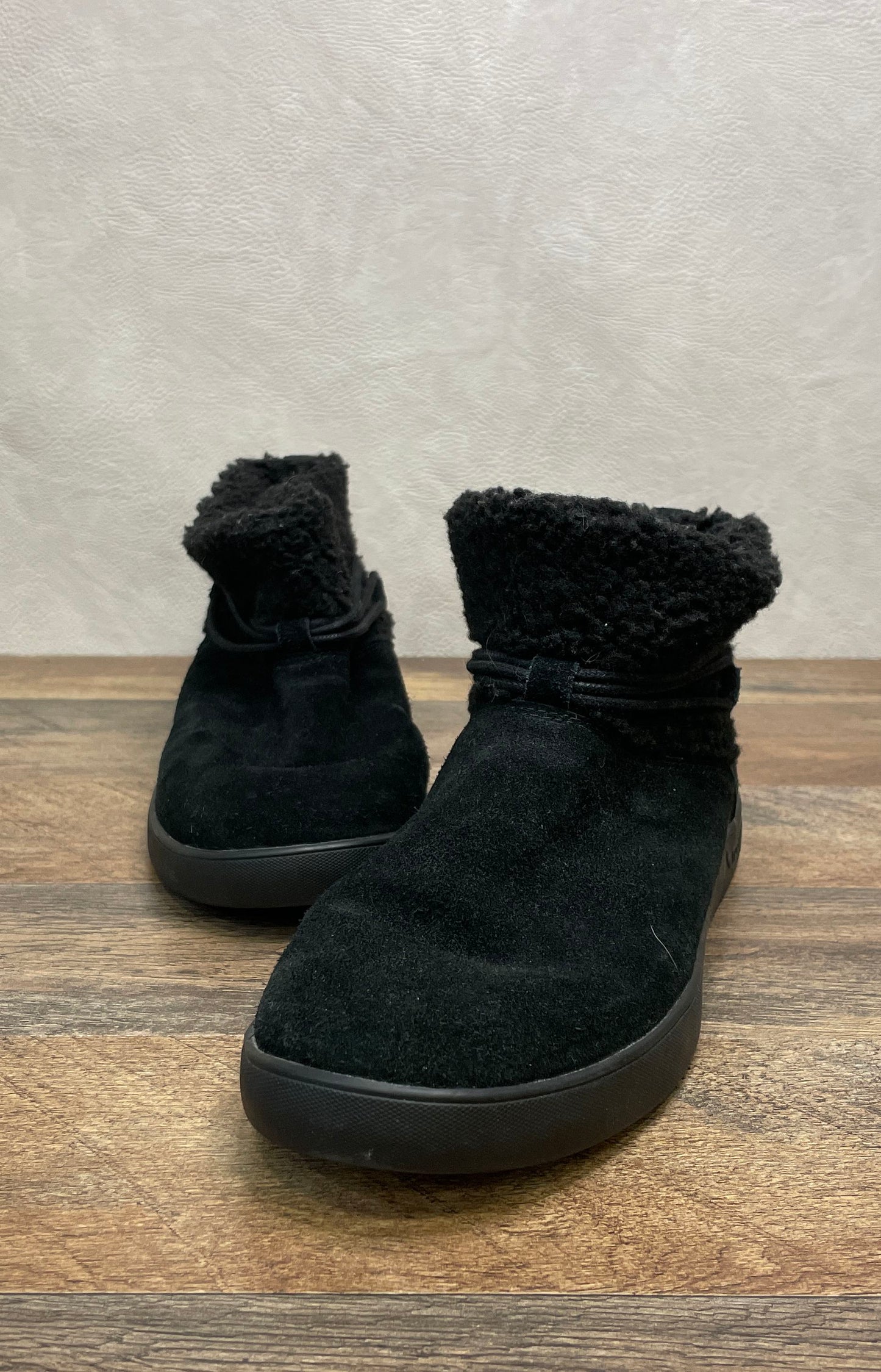 Koolaburra by UGG Victoria Short Black Suede Shearling Boots Women's Size 8