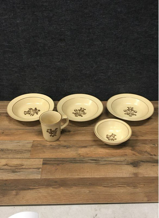 Lot 5 Pfaltzgraff Village Brown Pieces ( 3 Large Bowls \ 1 Small Bowl \ 1 Mug)