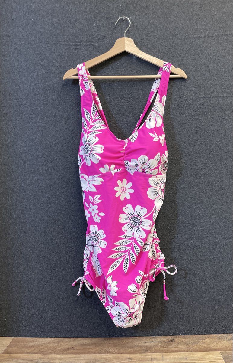 Torrid Women's Pink Floral One Piece Swimsuit NWT Wire Free Lightly Lined Sz 1