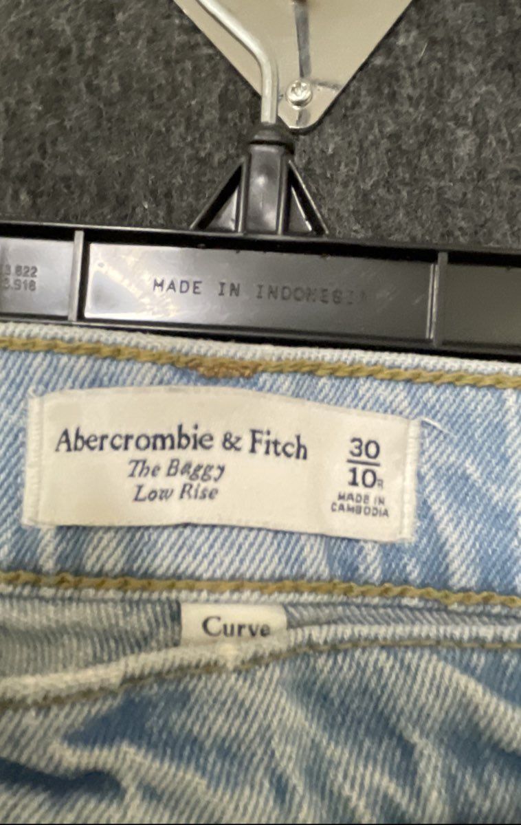 Abercrombie & Fitch Women's Light Wash Curve Love Baggy Low Rise Jeans 30/10R