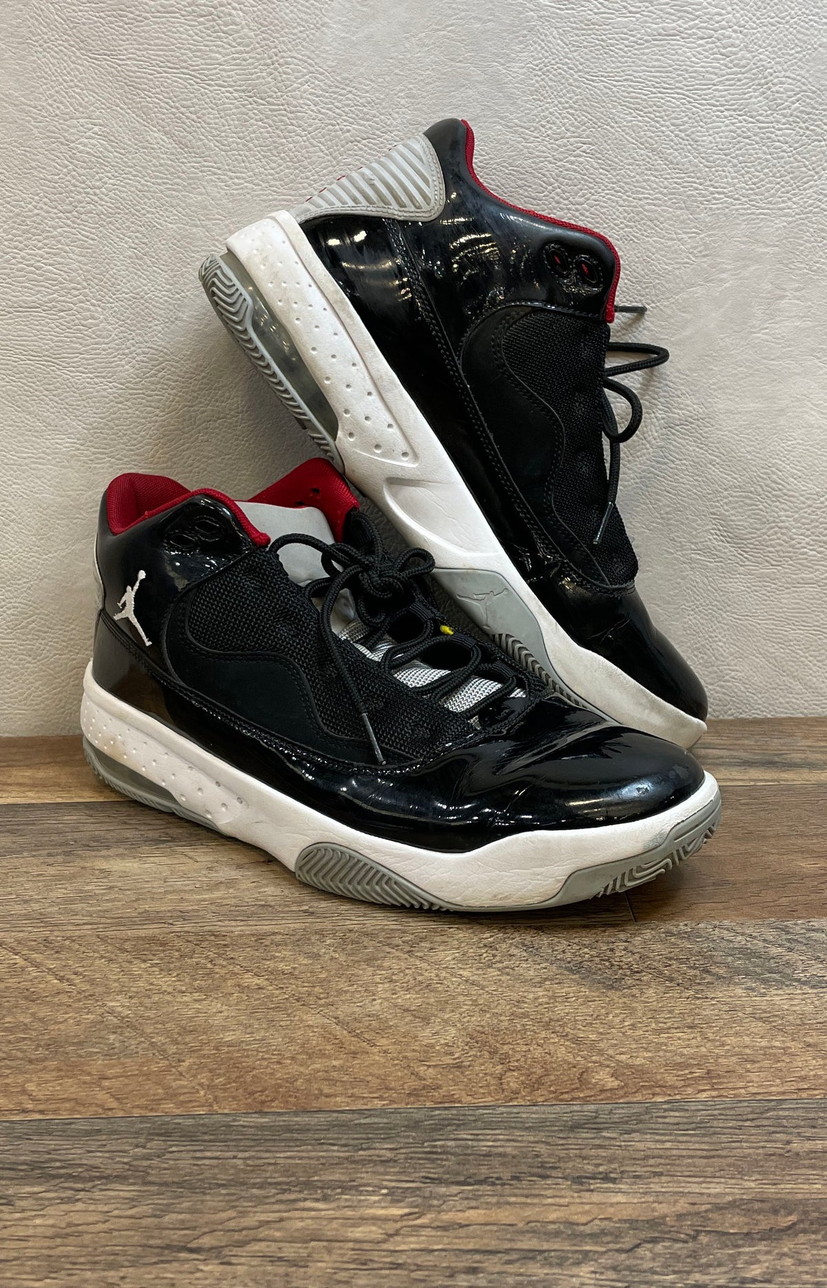 Nike Jordan Max Aura 2 Black Gym Red White Basketball Sneakers Size 9.5