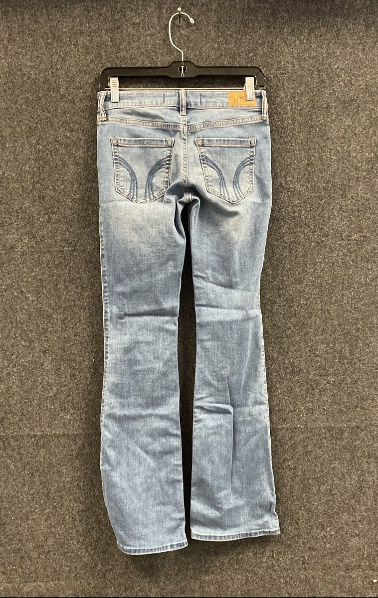 Hollister Women's Light Wash Blue Low-Rise Boot Jeans NWT Sz 26R