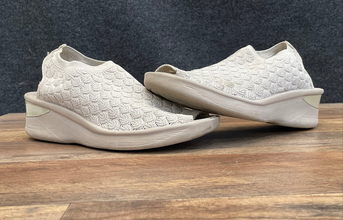 Bzees Secret White Knit Slingback Peep Toe Wedge Sandals Women's Size 8.5