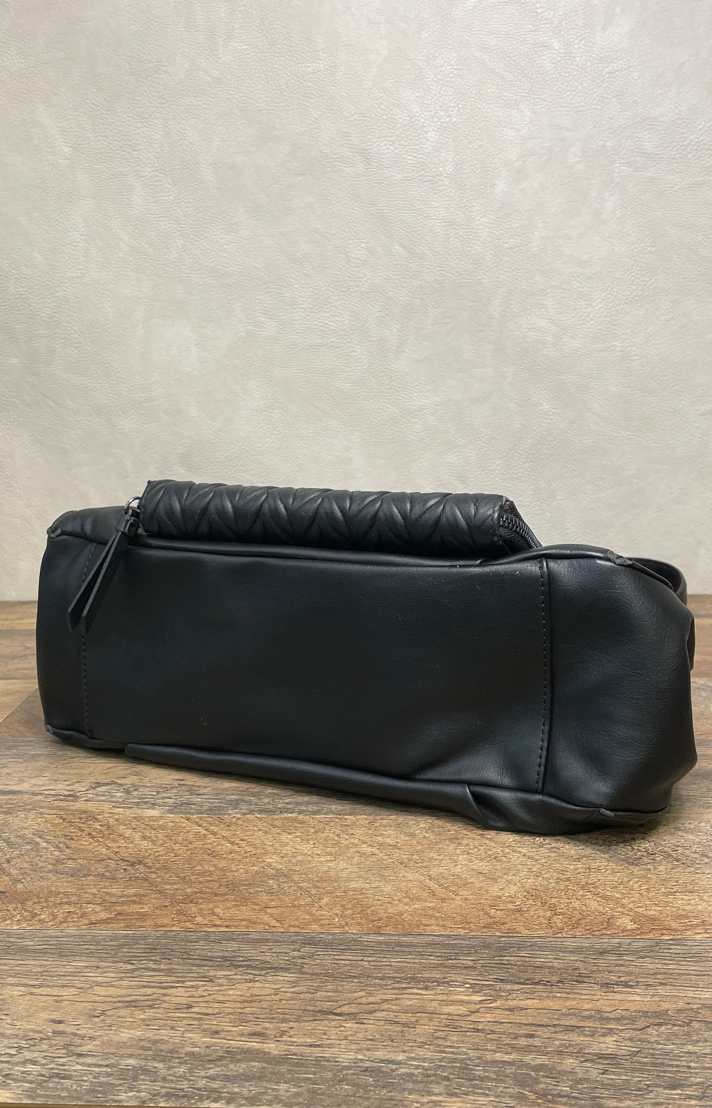Simply Vera Vera Wang Black Faux Leather Shoulder Bag and Wallet Set SV Logo