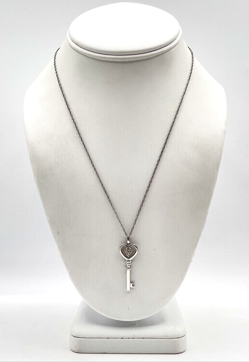 925 Sterling Silver Diamond Accents Heart Key Pendant Necklace 3.3g