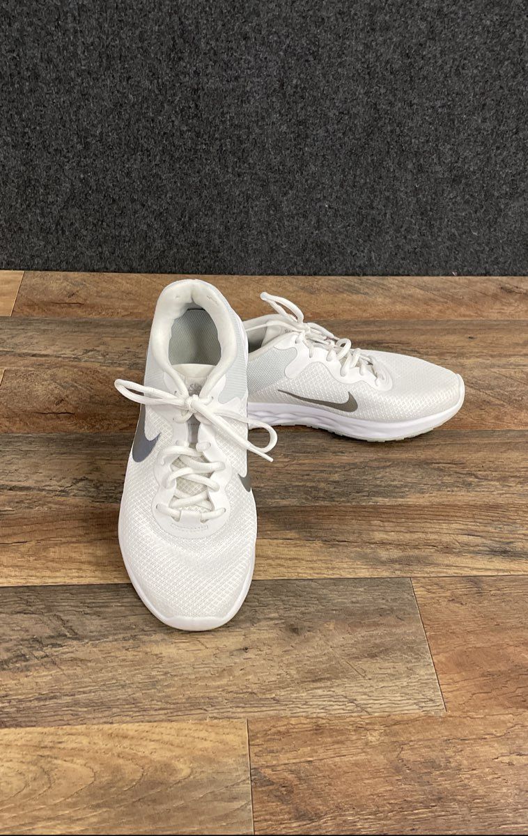 Nike Revolution 6 Next Nature White Metallic Silver Running Shoes Women's Sz 9.5