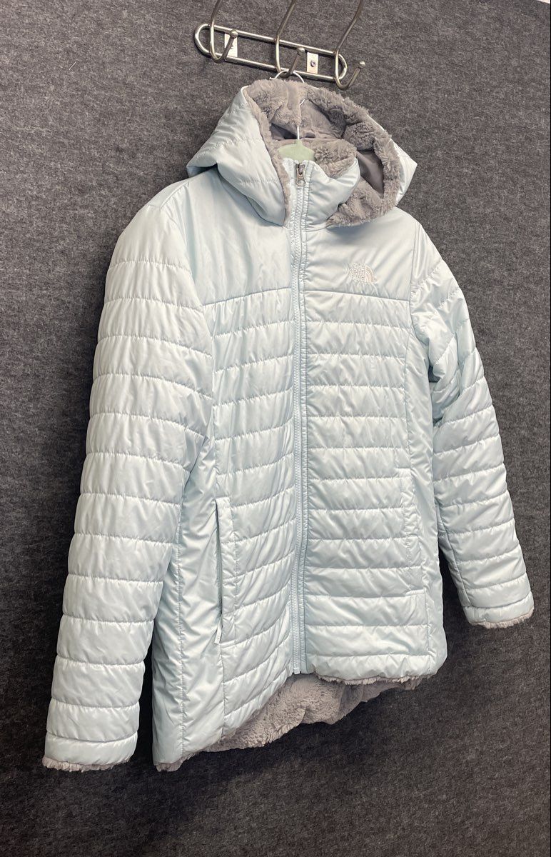 The North Face Women's Reversible Mossbud Swirl Hooded Puffer Jacket Lt Blue