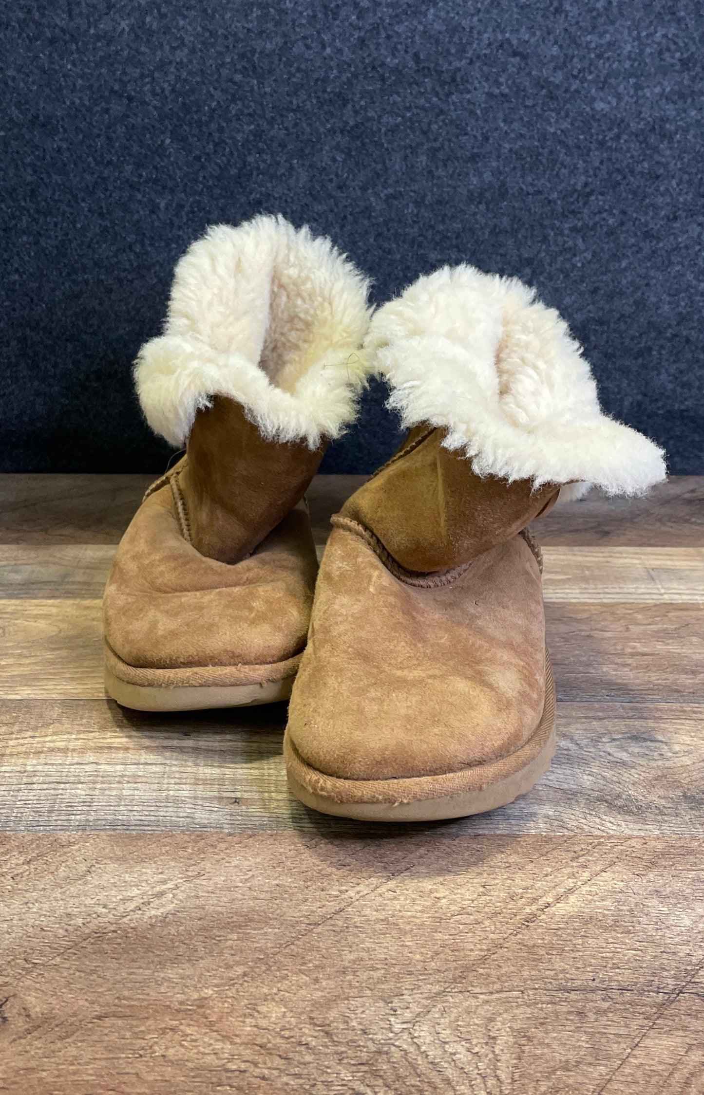 UGG Bailey Button II Chestnut Sheepskin Boots Women's Size 4