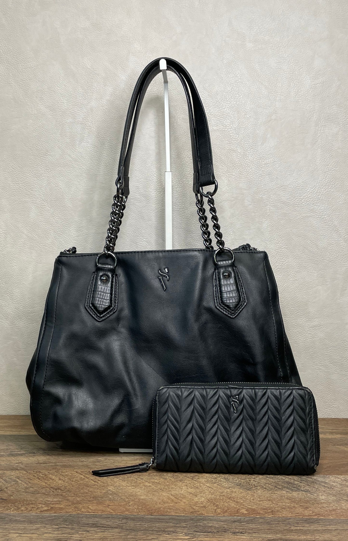Simply Vera Vera Wang Black Faux Leather Shoulder Bag and Wallet Set SV Logo