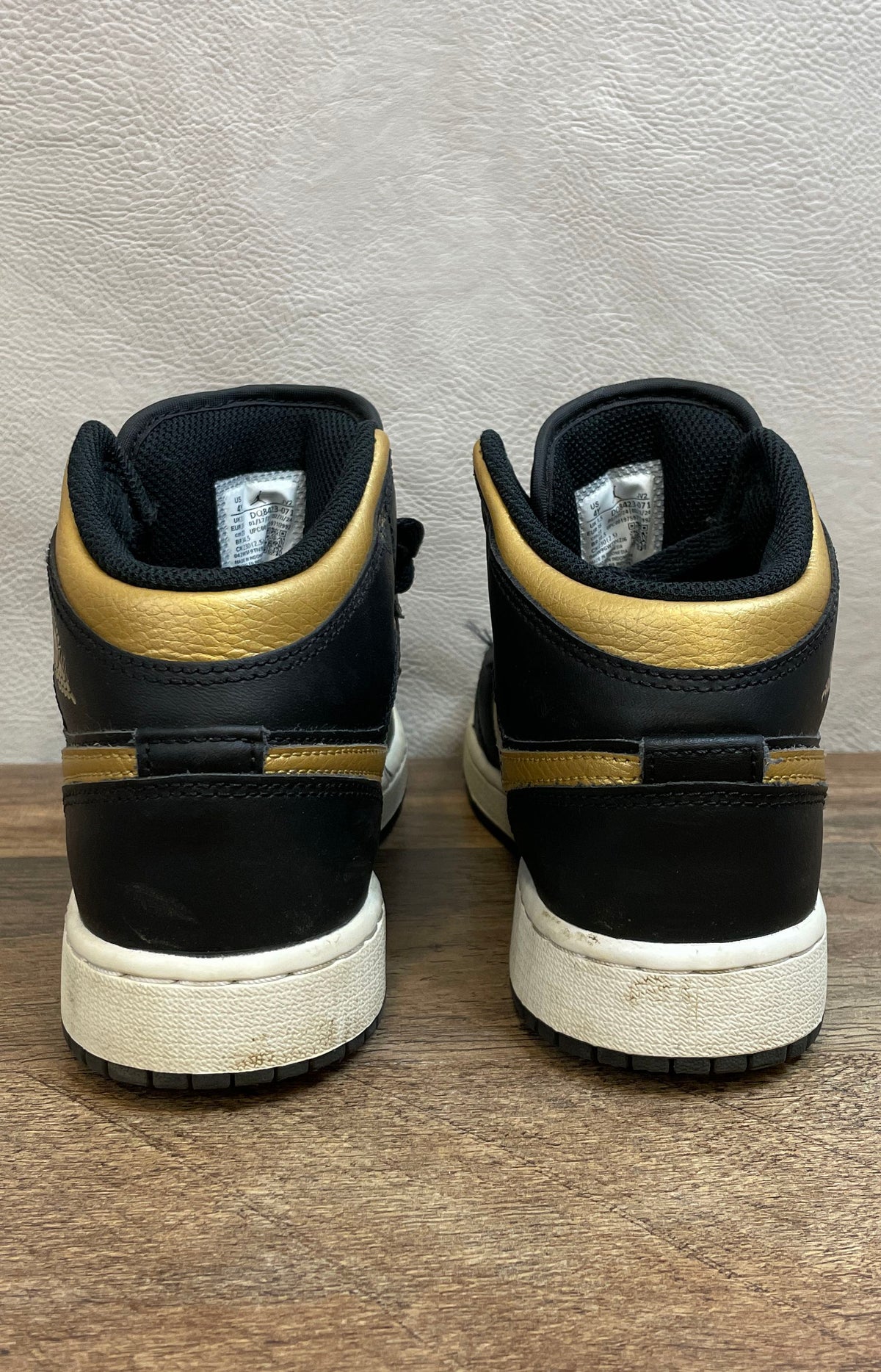 Nike Air Jordan 1 Mid Black Metallic Gold GS Sneakers DQ8423-071 Size 4Y