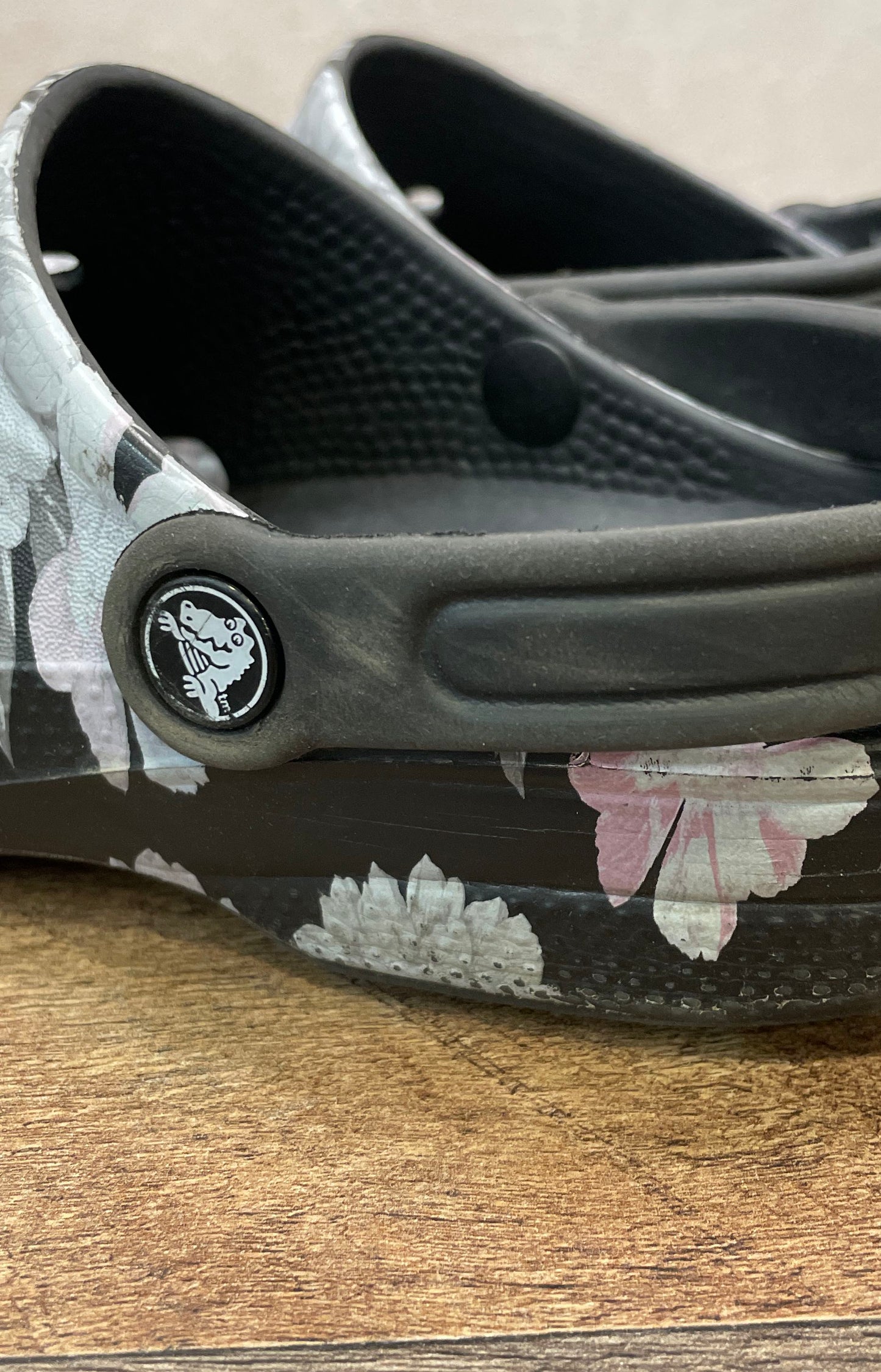Crocs Classic Clog Black Floral Print Slip On Shoes Women's 9 Men's 8