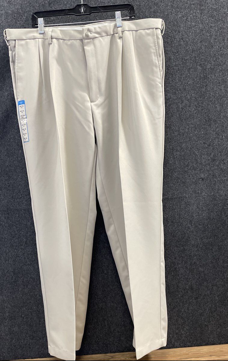 Haggar Men's Beige Cool 18 Gab Pleated Classic Fit Pants Sz 44x32 NWT