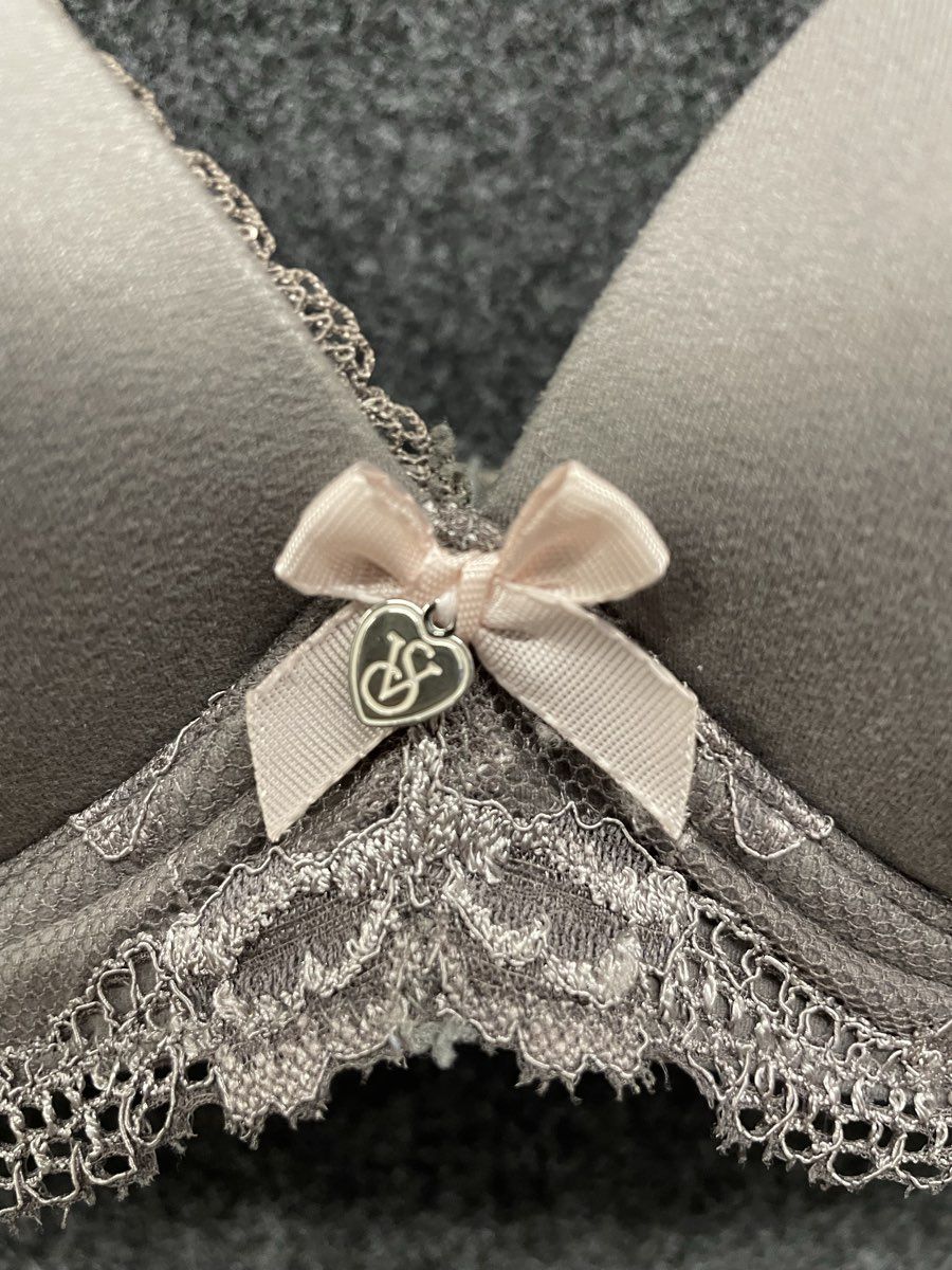 Victoria's Secret Women's Body by Victoria Grey Lace Wireless Bra Size 34C
