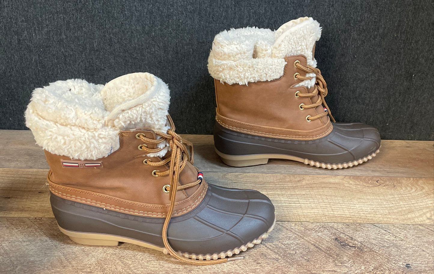 Tommy Hilfiger Tan Brown Faux Shearling Lined Lace Up Duck Boots Size 7
