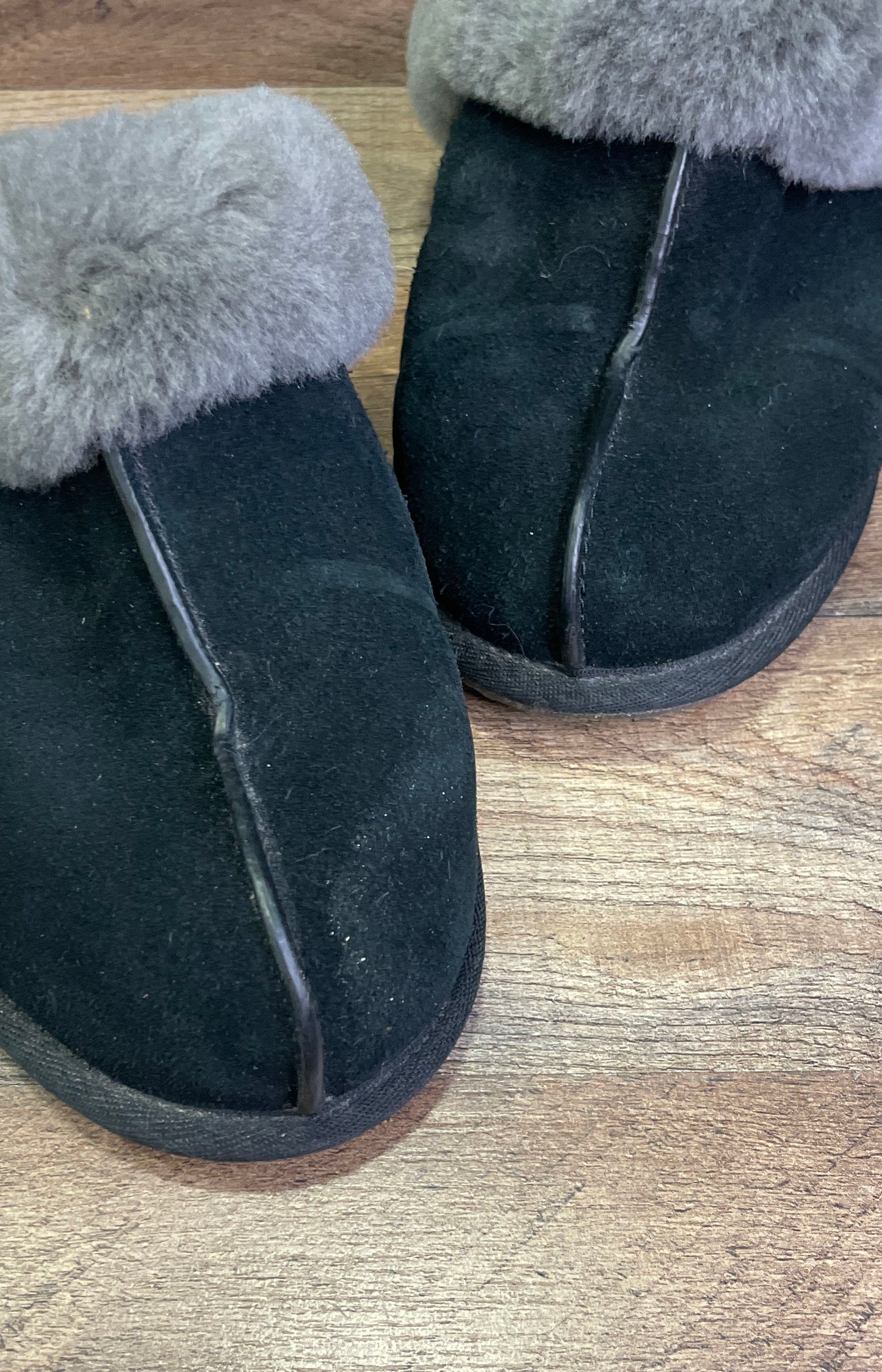 UGG Scuffette II Black Suede Grey Sheepskin Fur Slippers Women's Size 7
