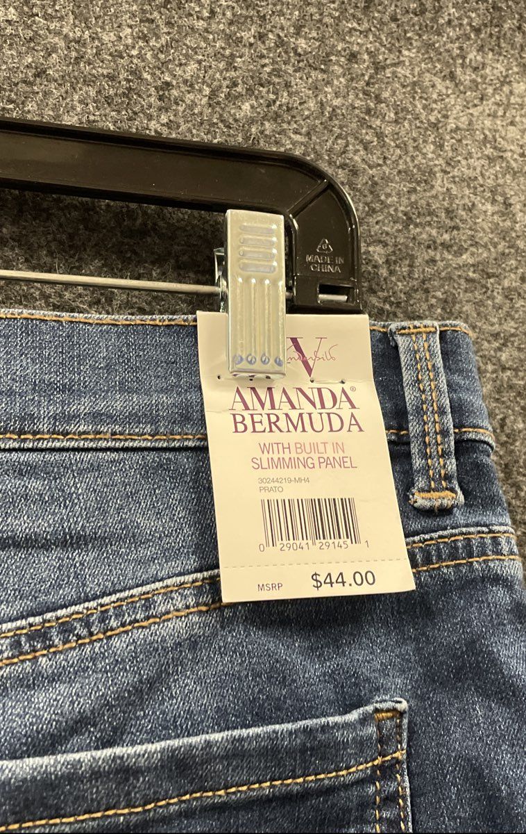 Gloria Vanderbilt Women's Amanda Bermuda Shorts Blue Slimming Denim NWT Sz 12P