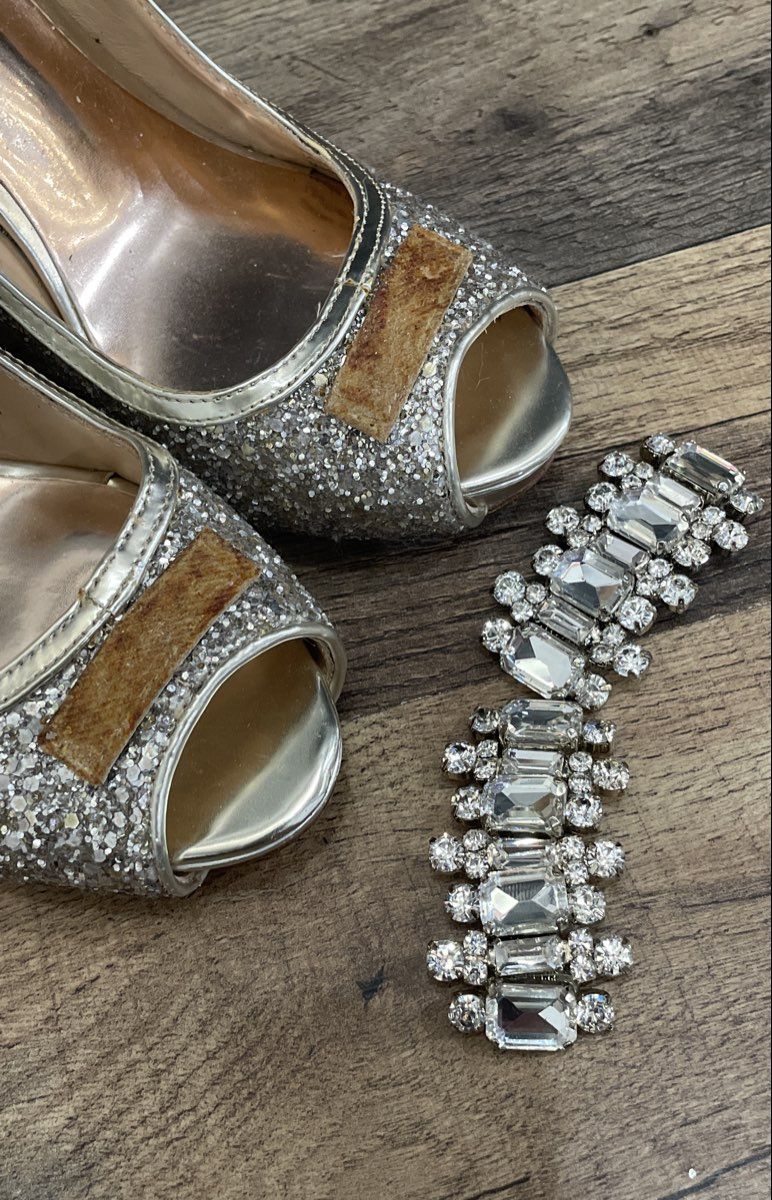 Badgley Mischka Silver Glitter Peep Toe Stiletto Pumps Crystal Brooch Size 5