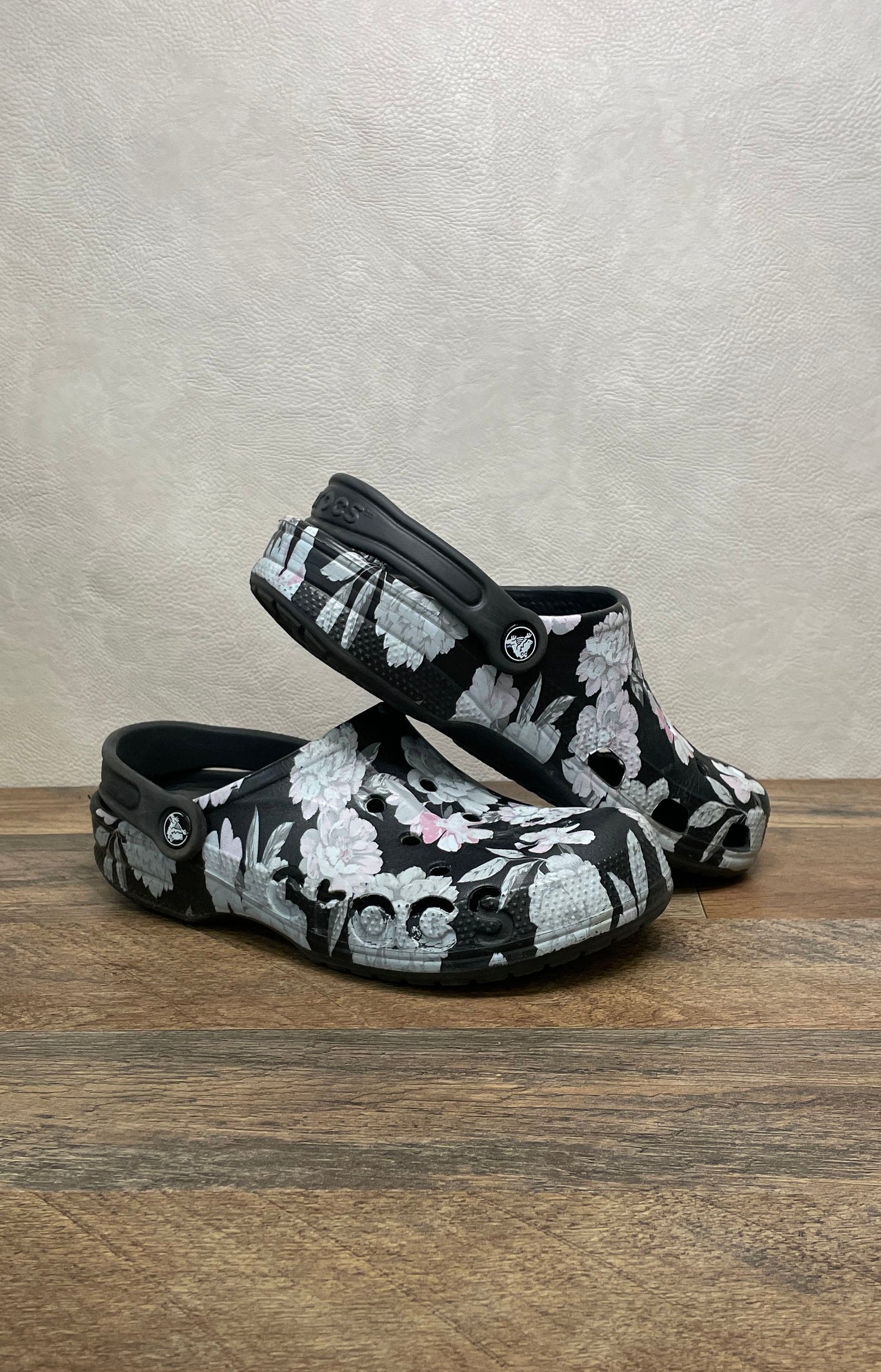 Crocs Classic Clog Black Floral Print Slip On Shoes Women's 9 Men's 8