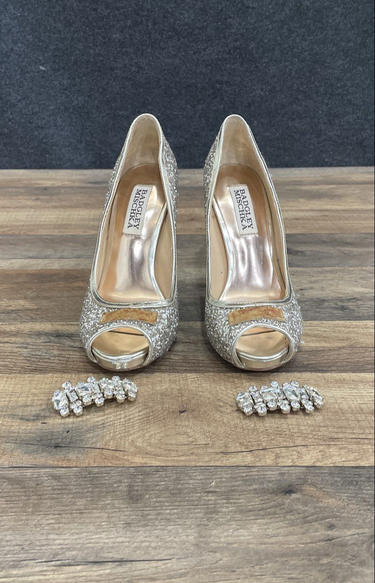 Badgley Mischka Silver Glitter Peep Toe Stiletto Pumps Crystal Brooch Size 5