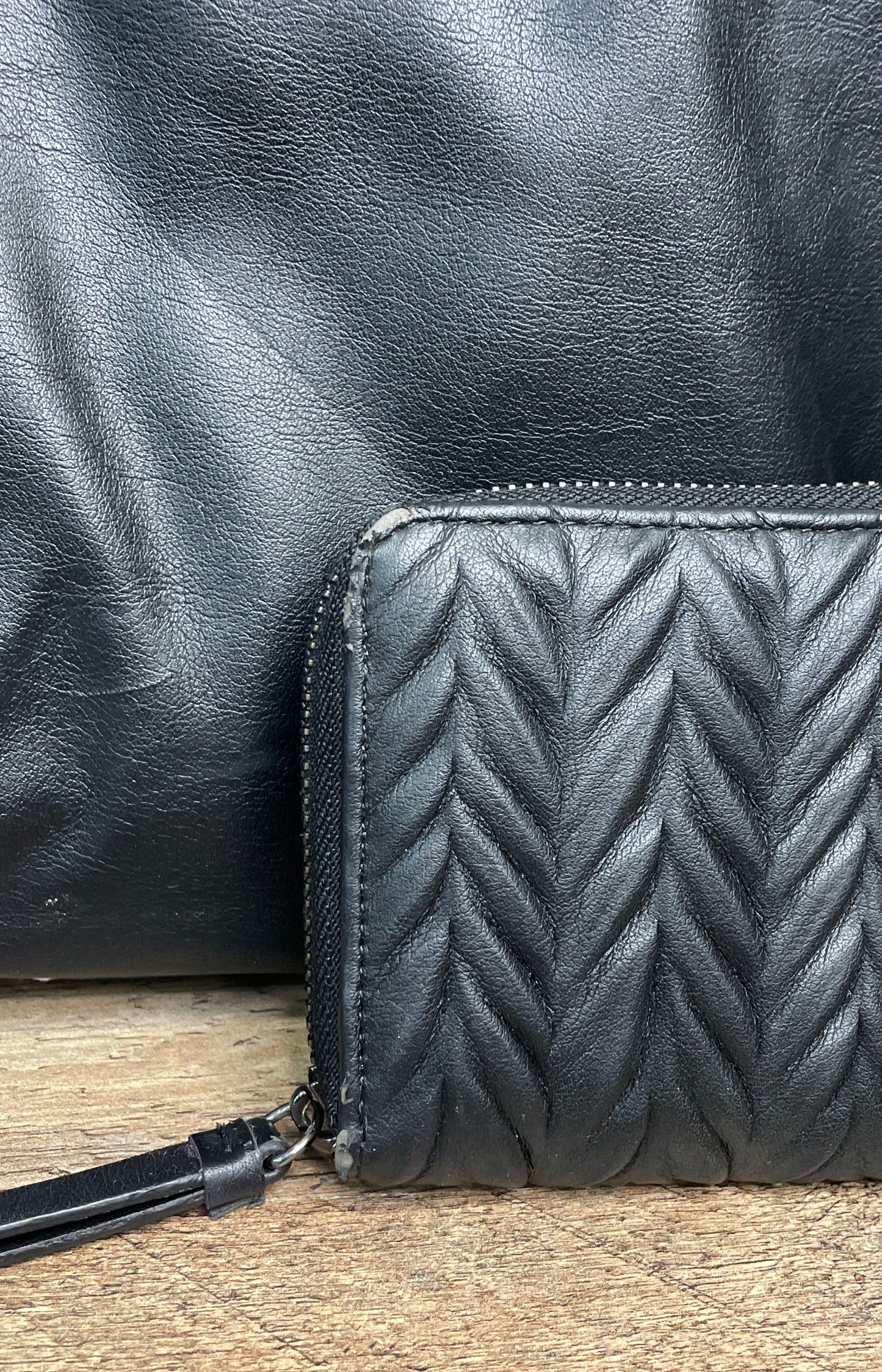 Simply Vera Vera Wang Black Faux Leather Shoulder Bag and Wallet Set SV Logo