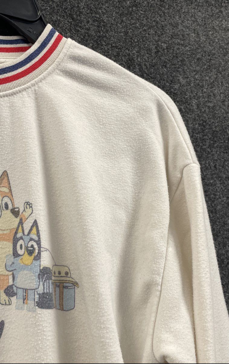 BBC Studios Bluey Cream Graphic Crewneck Sweater Red Blue Striped Trim Sz M