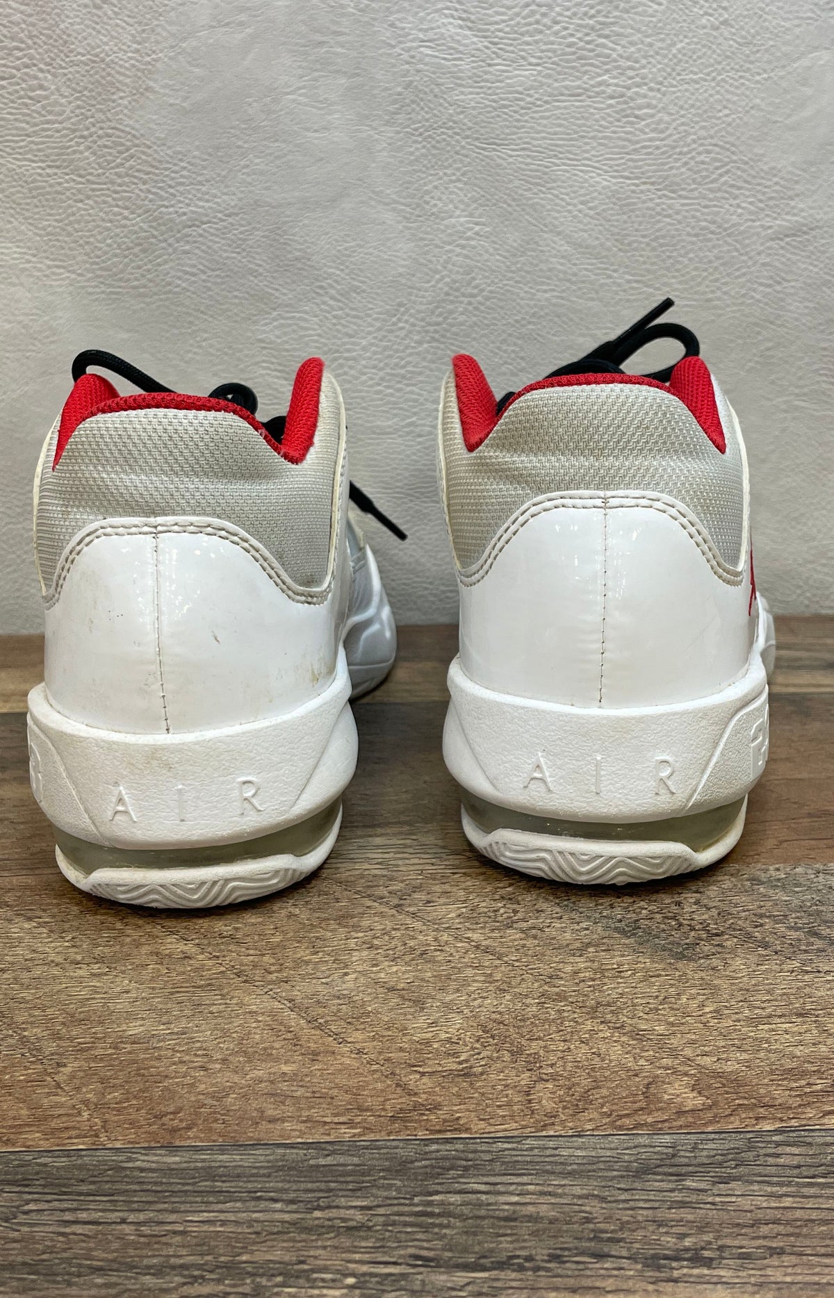 Nike Air Jordan Max Aura 3 White Red Black Basketball Shoes Size 4.5Y