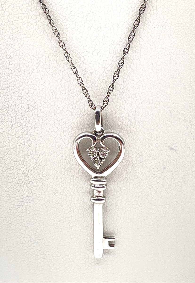 925 Sterling Silver Diamond Accents Heart Key Pendant Necklace 3.3g