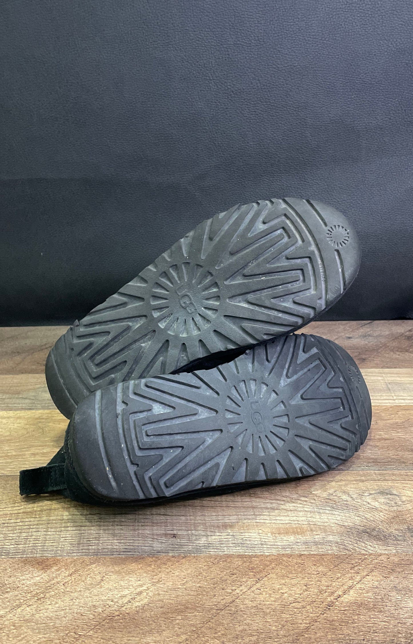 UGG Neumel Black Suede Shearling Lined Lace Up Chukka Boots Men's Size 9