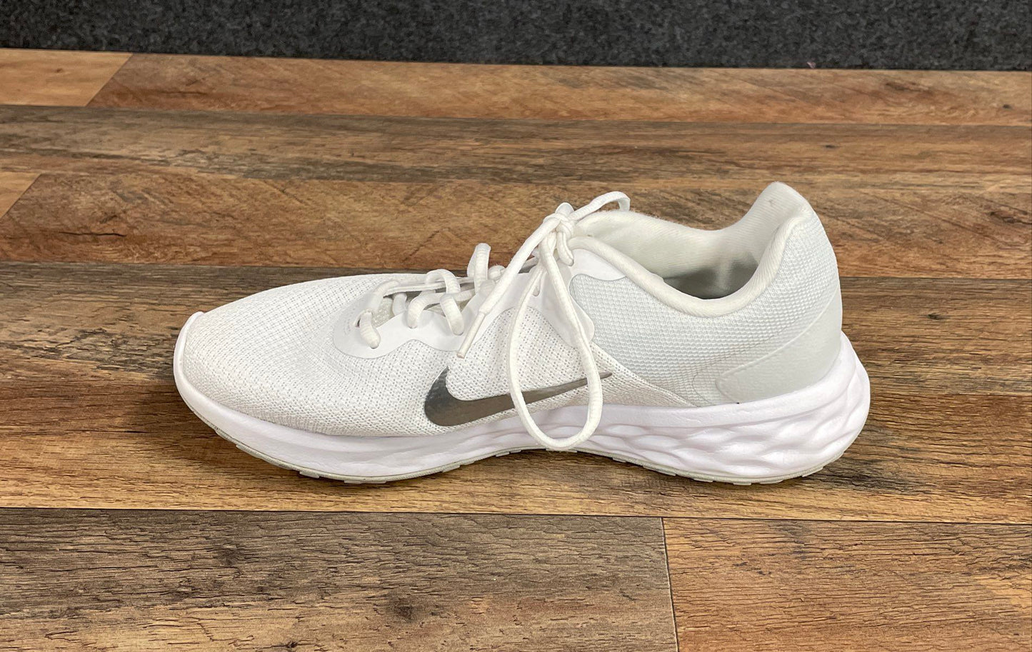 Nike Revolution 6 Next Nature White Metallic Silver Running Shoes Women's Sz 9.5