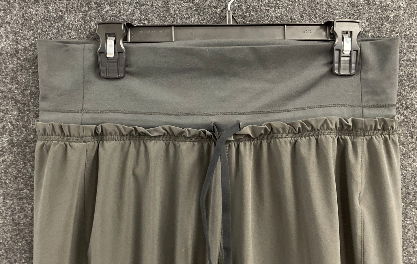 Athleta Women's Gray Cabo Jogger High Rise Ruffle Waist Smocked Cuff Pants Sz M